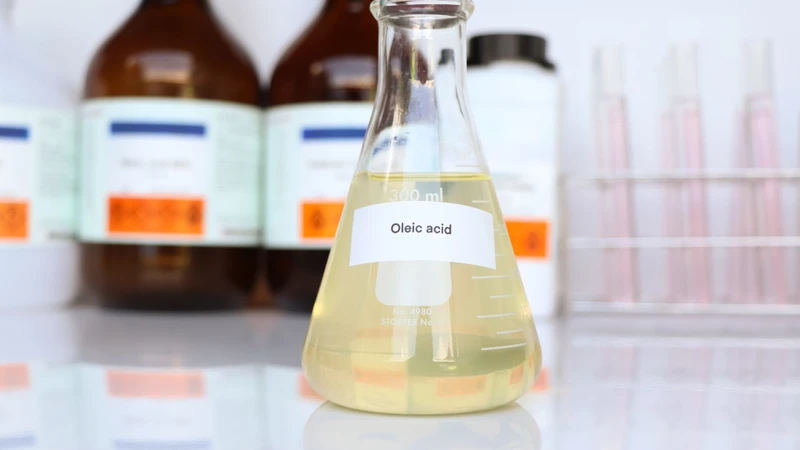 Polysorbate 80 được điều chế thông qua phản ứng giữa sorbitan ester của axit béo, chủ yếu là axit oleic