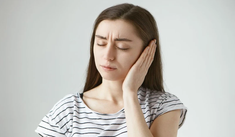 Đau do quai bị thường là đau lan tỏa từ mang tai xuống hàm, cổ và tai