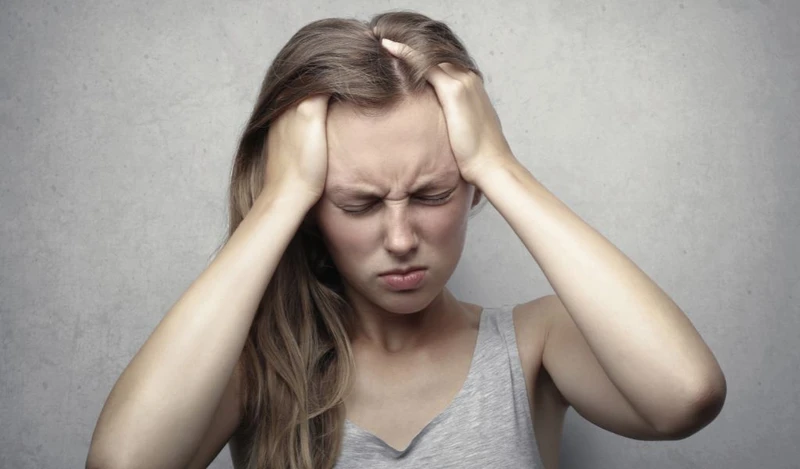 Quai bị thường có triệu chứng toàn thân như sốt cao, mệt mỏi, đau đầu