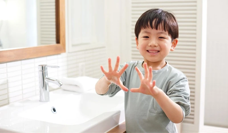 Hình ảnh minh họa một trong các bước rửa tay cho trẻ mầm non theo chuẩn Bộ Y tế