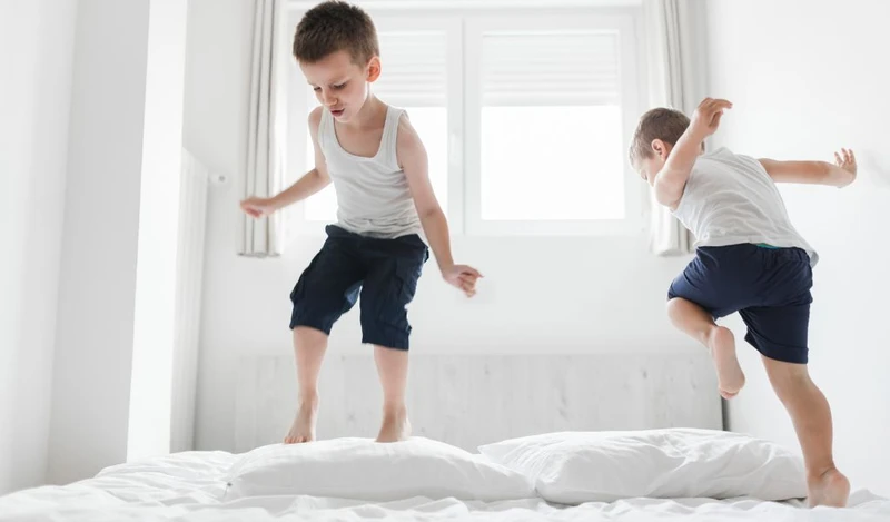 Bé liên tục chạy nhảy, leo trèo ngay cả khi ăn hoặc lúc chuẩn bị đi ngủ
