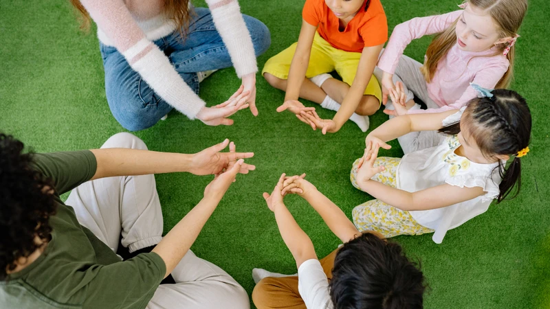 Tay chân miệng có lây cho người lớn hay không.png