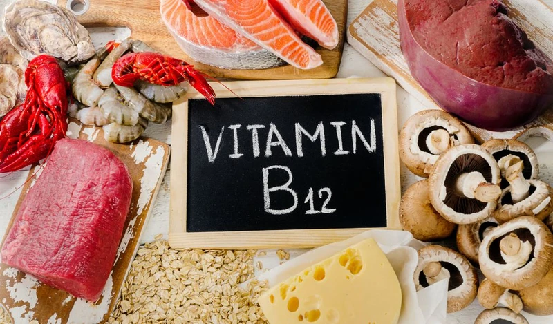 Nên ưu tiên các thực phẩm giàu vitamin B12 như cá hồi, trứng, sữa và rau xanh