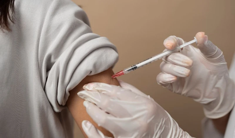 Sưng, đau tại vị trí tiêm là phản ứng thường gặp sau khi tiêm vắc xin