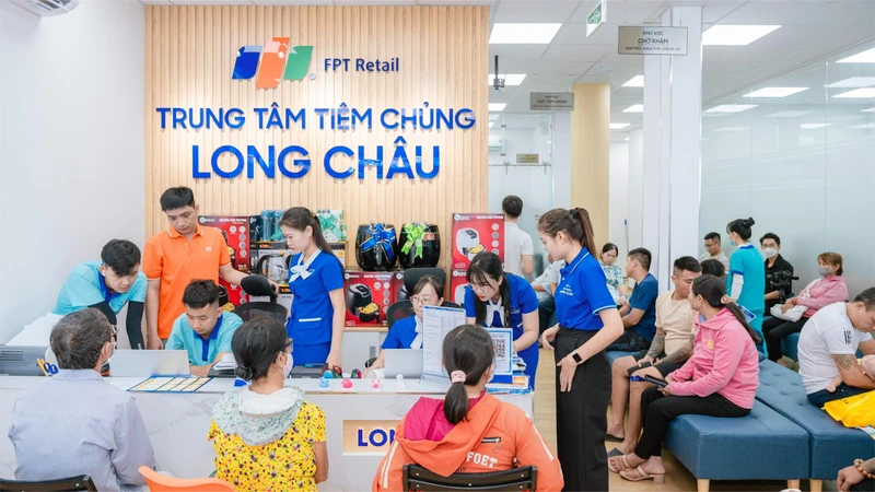 Tại Long Châu, khách hàng được thăm khám, tư vấn kỹ lưỡng trước khi tiêm