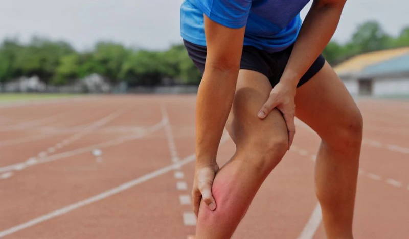 Đau cơ, yếu cơ vùng bị tổn thương là triệu chứng đặc trưng của tiêu cơ vân