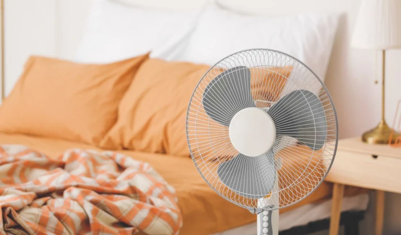 Nên hướng quạt vào tường hoặc trần nhà để gió lan tỏa nhẹ nhàng thay vì thổi trực tiếp vào trẻ