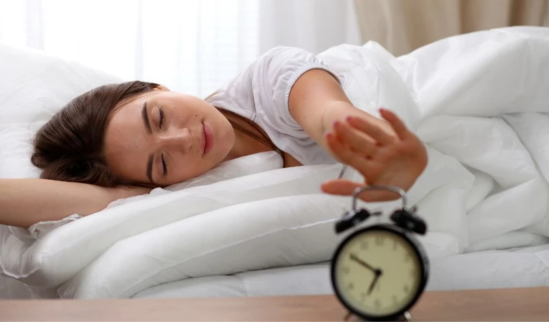 Ngủ đủ giấc và duy trì tinh thần lạc quan hỗ trợ kiểm soát viêm da cơ địa hiệu quả