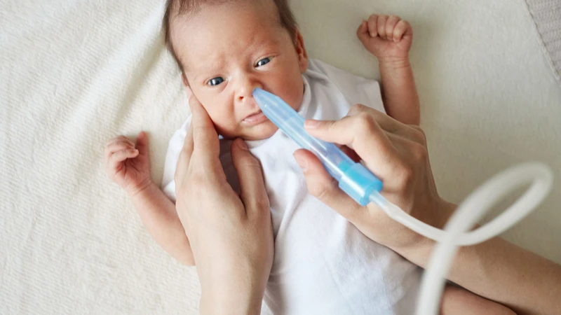 Giữ vệ sinh mũi họng hằng ngày bằng dung dịch nước muối phù hợp để làm sạch dịch tiết và hạn chế vi sinh vật gây bệnh
