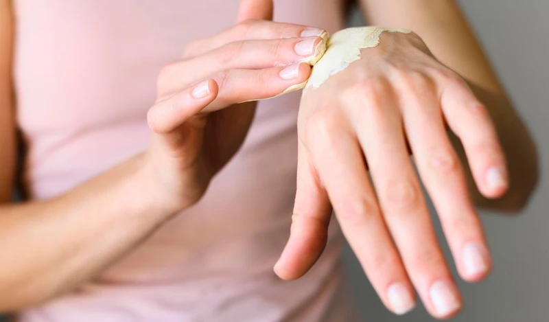 Nên thử trước một lượng ít sản phẩm trên vùng da nhỏ để kiểm tra kích ứng