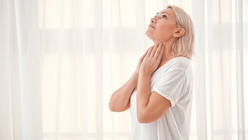 Vôi hóa tuyến giáp có thể gây khó nuốt, khó thở và khàn tiếng.