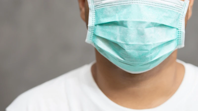 Đeo khẩu trang nơi đông người giúp hạn chế phát tán và tiếp xúc với các hạt chứa virus