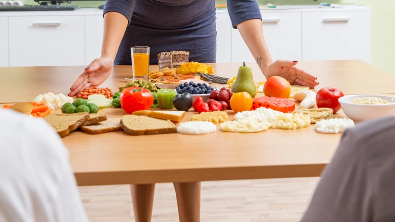 Chế độ ăn đa dạng với nhiều loại rau củ khác nhau sẽ giúp cung cấp đầy đủ vi chất và hạn chế nguy cơ mất cân đối dinh dưỡng