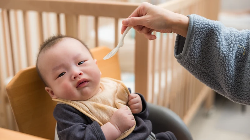 Ép trẻ uống sữa có thể khiến bé khó chịu và nôn trớ