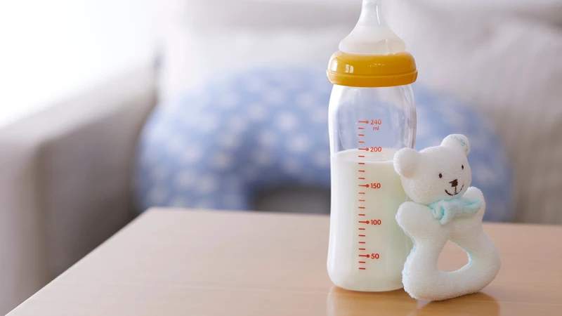 Uống sữa ngay sau bữa ăn dặm có thể làm trẻ no quá mức