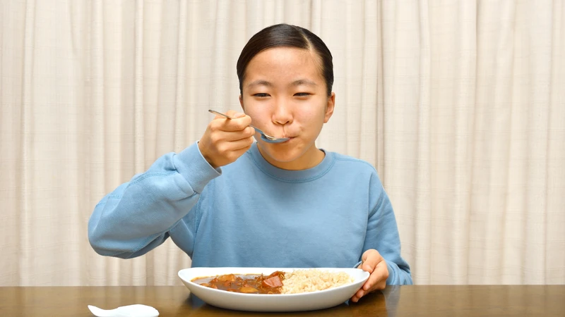 Ăn tối trước giờ ngủ khoảng 2–3 tiếng giúp hạn chế khó tiêu và hỗ trợ giấc ngủ
