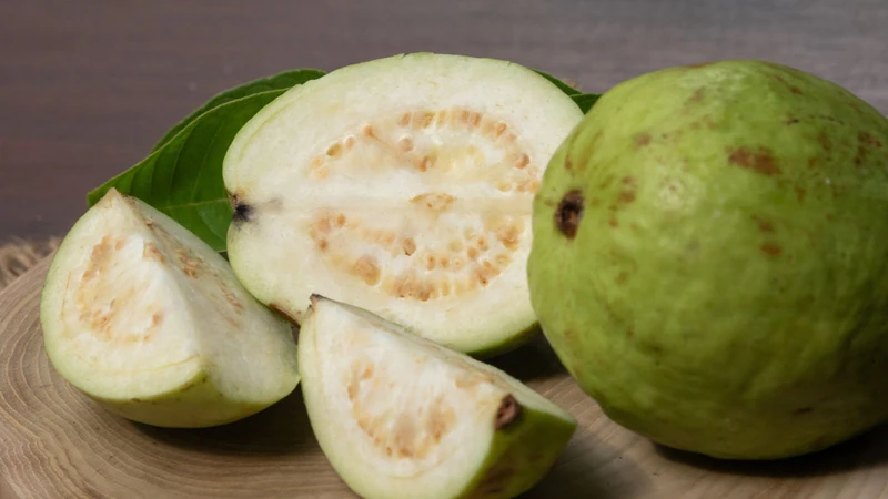 Ổi là nguồn cung cấp dồi dào chất xơ, vitamin C