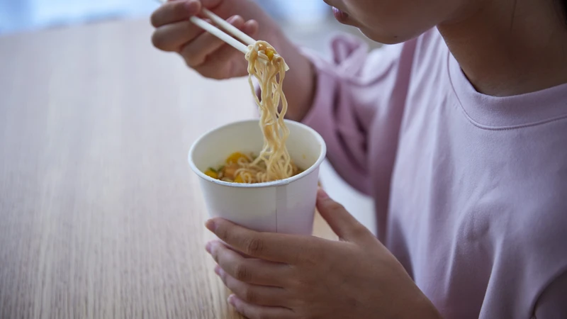 Ăn mì tôm có béo không? Có thể không gây tăng cân nếu ăn vừa đủ, cân đối với nhu cầu năng lượng