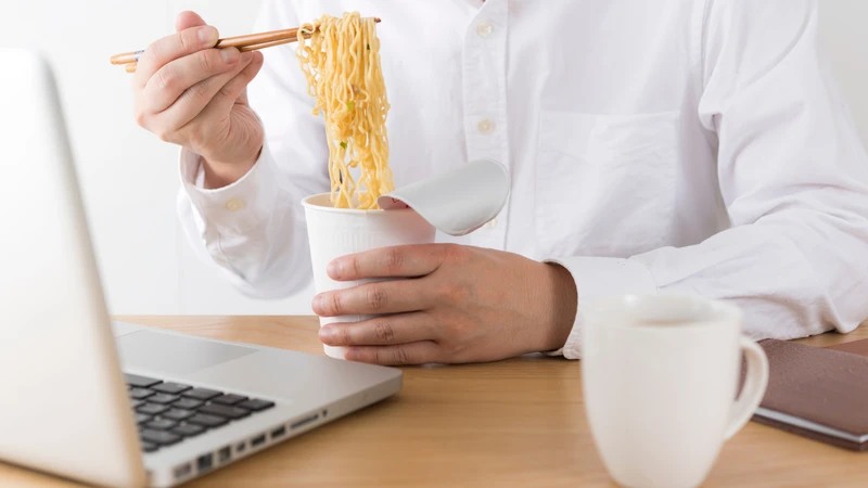 Ưu tiên mì tôm cho bữa sáng hoặc trưa, thêm rau xanh và protein để bữa ăn cân đối hơn