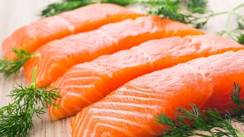 Cá hồi chứa lượng protein dồi dào, đặc biệt hữu ích cho người muốn tăng cơ hoặc duy trì sức khỏe