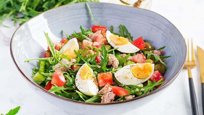 Nên kết hợp trứng cùng với rau xanh để có chế độ ăn cân bằng và hấp thu nhiều dưỡng chất nhất