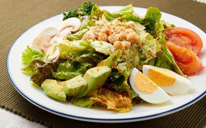 Trứng luộc thường được kết hợp với rau xanh để đạt hiệu quả giảm cân tốt nhất