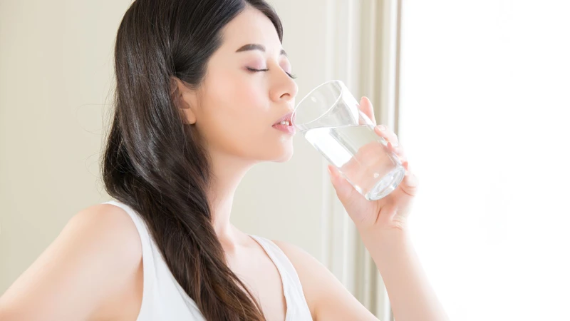 Uống đủ nước giúp hệ tiêu hoá hoạt động tốt hơn và giảm đau bụng sau ăn