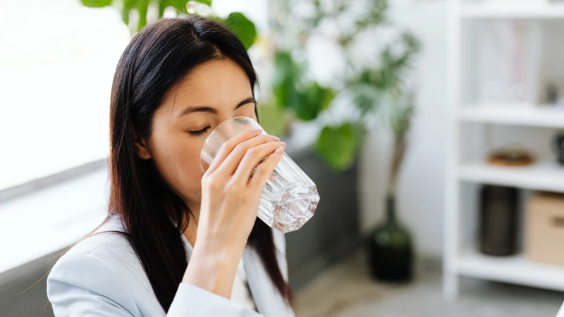 Bên cạnh thực phẩm, mẹ bầu cũng cần duy trì lượng nước phù hợp mỗi ngày