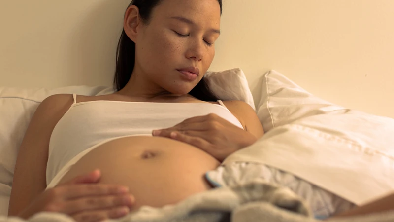 Bà bầu tháng 8 dễ cảm cúm, do cơ thể suy giảm miễn dịch, thiếu ngủ mệt mỏi