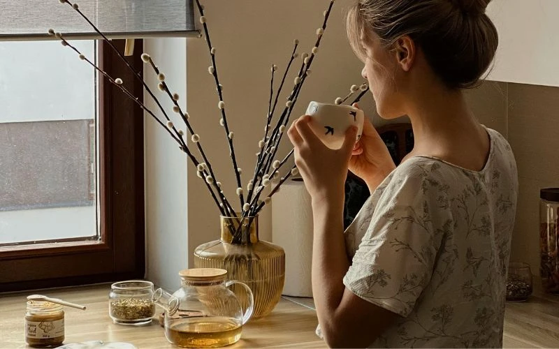 Mẹ bầu có thể ăn hoặc uống trà gừng vào buổi sáng để làm ấm cơ thể và kích thích tiêu hóa