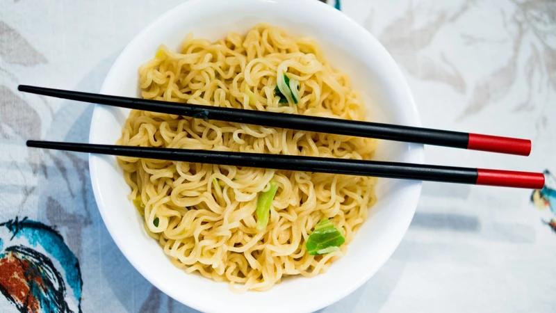 Bà bầu ăn mì tôm được không? Giải đáp từ chuyên gia 1