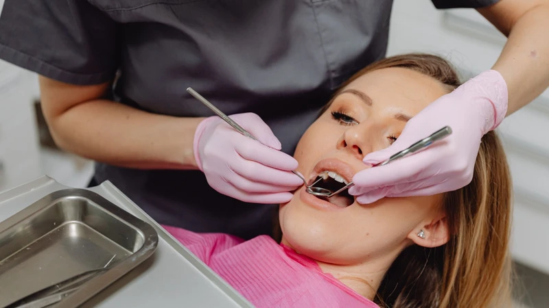 Chảy máu chân răng kéo dài cần được bác sĩ thăm khám