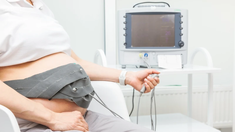 Việc theo dõi thai kỳ định kỳ giúp phát hiện sớm các dấu hiệu bất thường