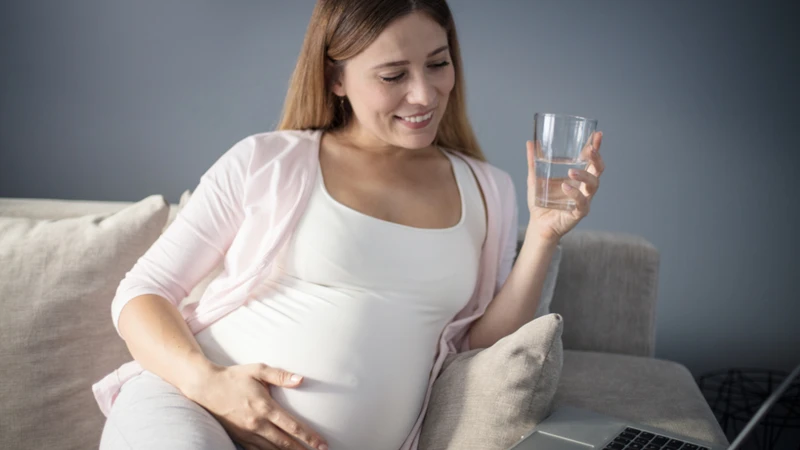 Bù nước và điện giải đầy đủ theo hướng dẫn của bác sĩ hoặc dược sĩ
