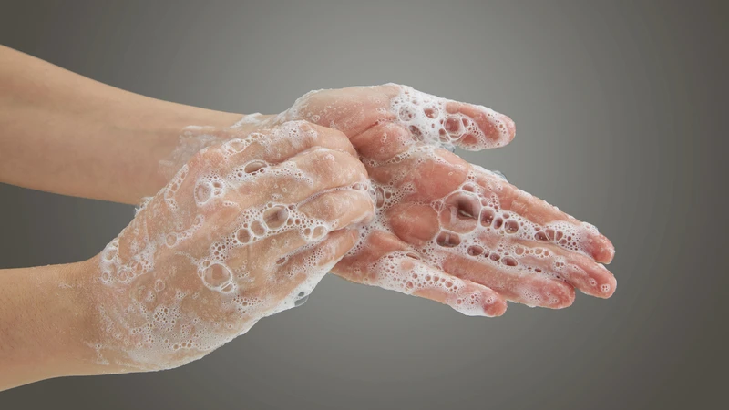 Rửa tay thường xuyên trước khi ăn, trước khi chế biến thực phẩm, sau khi đi vệ sinh