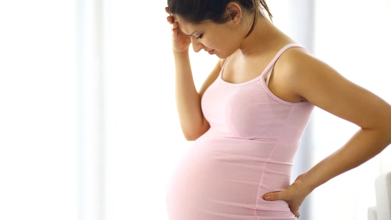 Nếu mẹ bầu có biểu hiện chóng mặt, hoa mắt cần nhanh chóng nghỉ ngơi, hạn chế đi lại té ngã