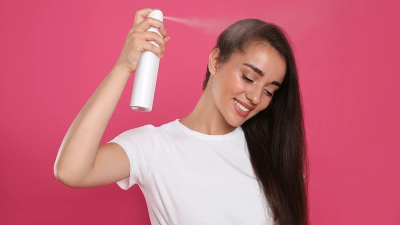 Khi sử dụng, nên giữ chai xịt cách tóc một khoảng vừa đủ để sản phẩm được phân tán đều trên bề mặt tóc