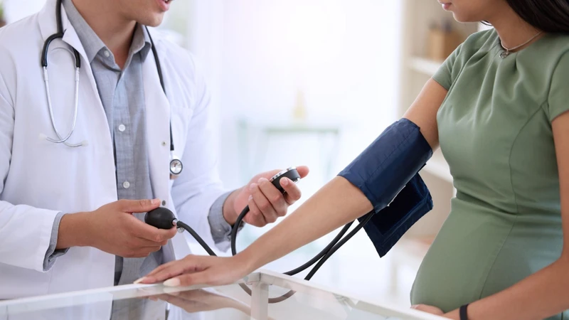 Cần cảnh giác với các dấu hiệu nguy hiểm như đau đầu kèm tăng huyết áp