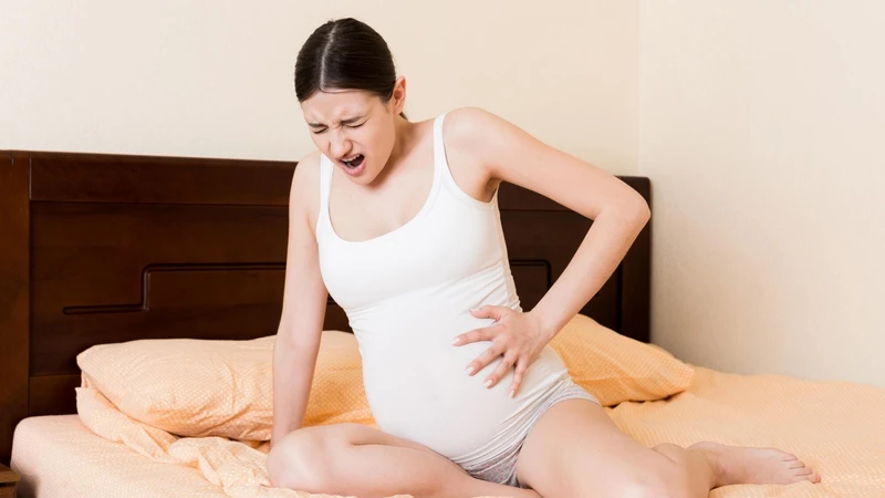 Mẹ nên đi khám sớm nếu có các dấu hiệu chuyển dạ sớm như co cứng bụng đều đặn