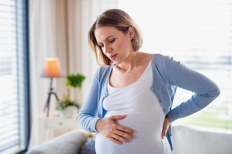 Bà bầu đi tiểu buốt và đau bụng dưới có sao không? Những dấu hiệu không nên bỏ qua 1