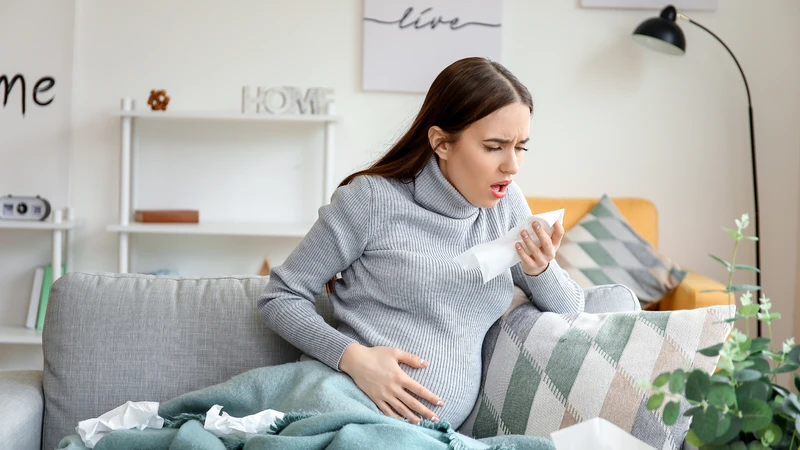 Bà bầu ho có đờm có thể liên quan đến viêm đường hô hấp và trào ngược dạ dày