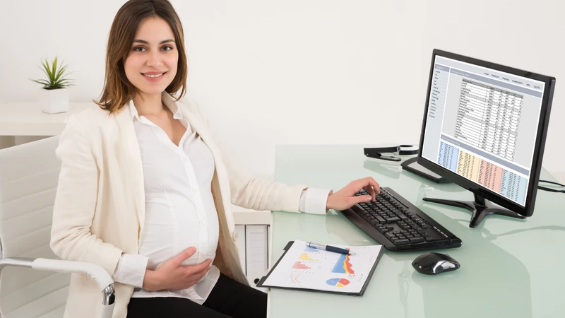 Mẹ bầu cần giữ lưng thẳng và đặt chân đúng tư thế khi ngồi làm việc