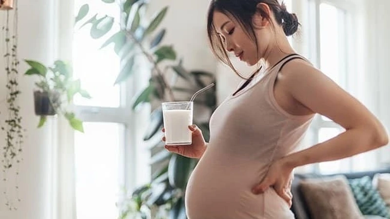 Bà bầu mất ngủ nên uống gì? Sữa ấm là một lựa chọn phù hợp