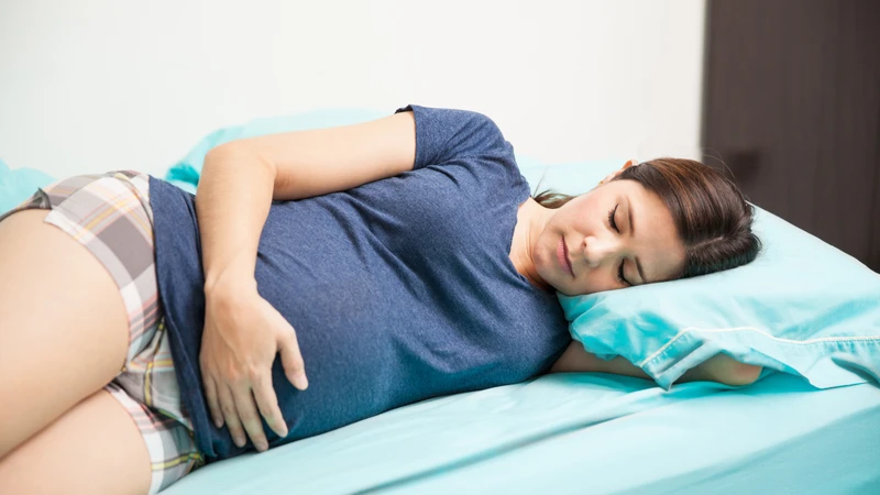 Ngoài việc điều chỉnh tư thế ngủ, mẹ bầu cũng cần kết hợp chăm sóc sức khỏe
