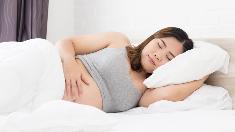 Bà bầu nên nằm nghiêng bên nào? Nằm nghiêng bên trái thường được ưu tiên