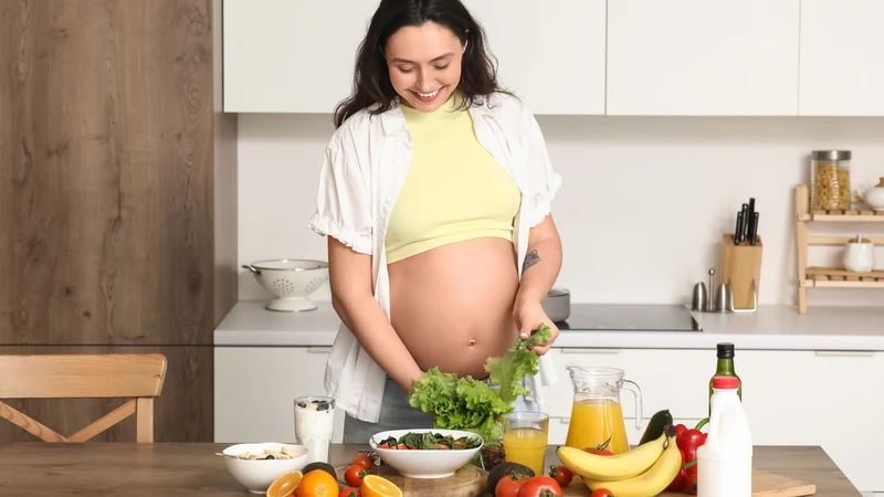 Mẹ bầu không ăn được nên chia nhỏ bữa ăn và bổ sung thực phẩm giàu dinh dưỡng