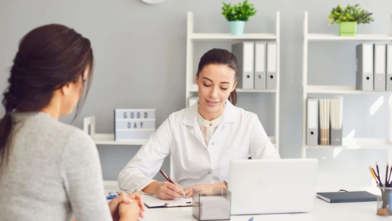 Da đầu tổn thương hoặc tiền sử dị ứng là những lý do nên trì hoãn nhuộm tóc