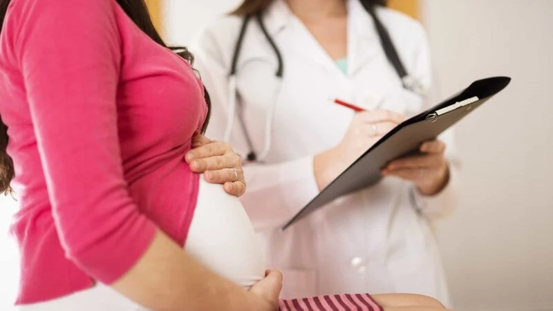 Đau tăng dần và kéo dài nhiều ngày, bà bầu cần đi khám nếu nhức tay sau tiêm