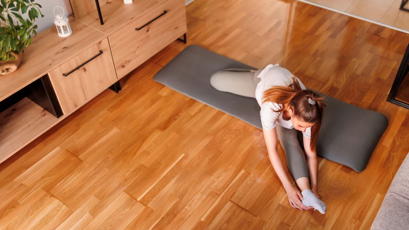 Dành vài phút khởi động và thực hiện các động tác yoga thư giãn để cơ thể chuyển sang trạng thái nghỉ ngơi