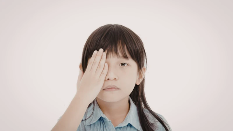 Một số biểu hiện ở bé mà bố mẹ cần chú ý để phát hiện sớm nhược thị như che một bên mắt khi quan sát, nheo mắt khi nhìn